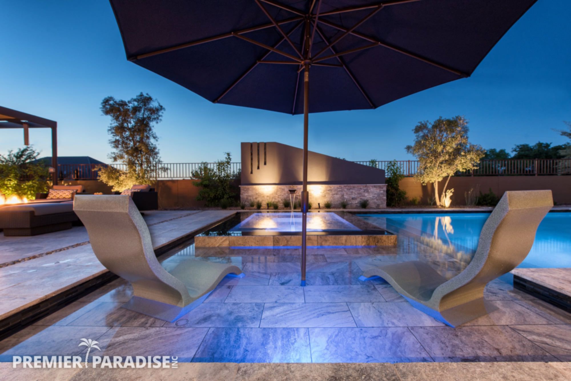 Modern Perimeter Overflow Spa & Luxury Outdoor Living Space | Queen
